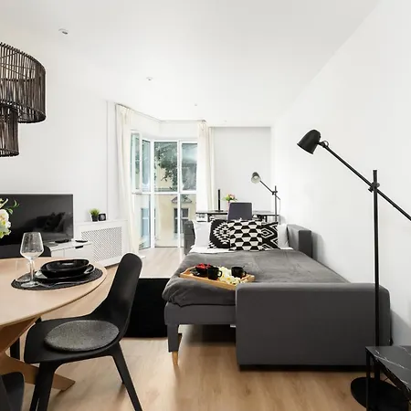Cozy Black & White In Center With Free Garage By Renters Lägenhet *