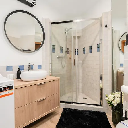 Apartamento Cozy Black & White In Center With Free Garage By Renters Poznan