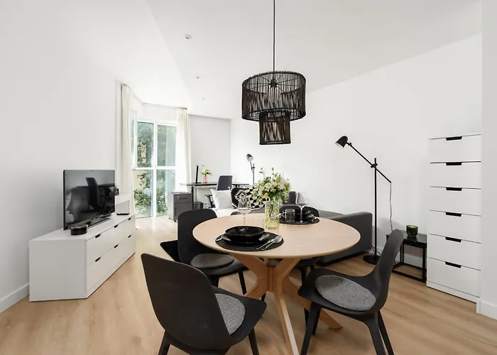Cozy Black & White In Center With Free Garage By Renters פוזנן