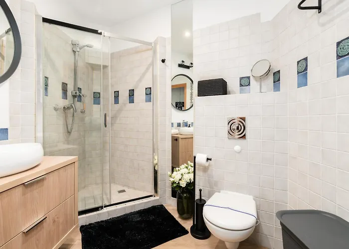 Cozy Black & White In Center With Free Garage By Renters דירה