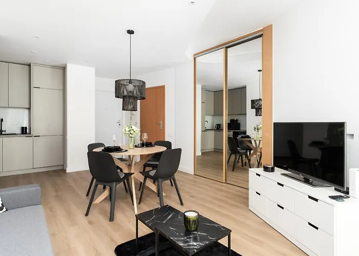 Cozy Black & White In Center With Free Garage By Renters *