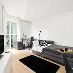 Apartment Cozy Black & White In Center With Free Garage By Renters