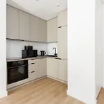 Cozy Black & White In Center With Free Garage By Renters Apartment *