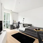 Apartment Cozy Black & White In Center With Free Garage By Renters