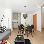 Cozy Black & White In Center With Free Garage By Renters Apartment