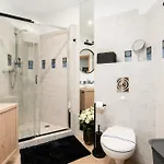 Cozy Black & White In Center With Free Garage By Renters Apartment
