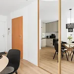 Apartment Cozy Black & White In Center With Free Garage By Renters *
