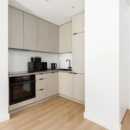 Cozy Black & White In Center With Free Garage By Renters Apartamento *