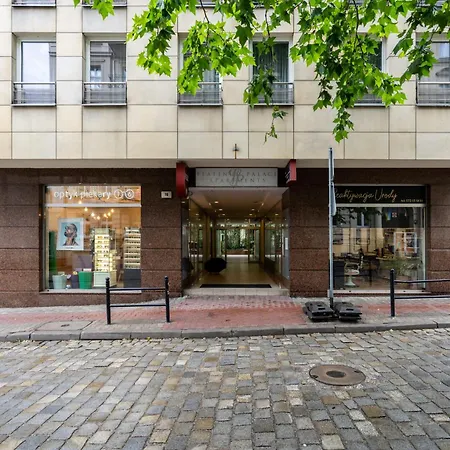 Cozy Black & White In Center With Free Garage By Renters Poznaň