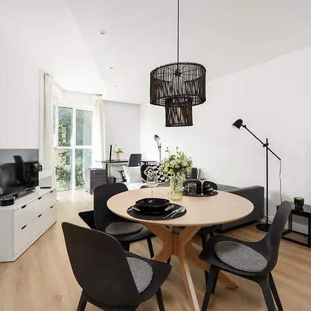 Cozy Black & White In Center With Free Garage By Renters Poznań