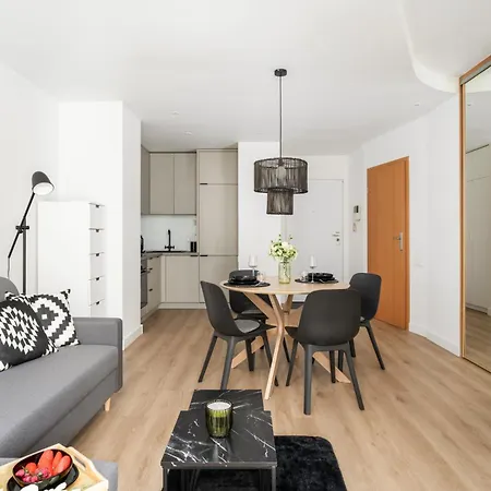 Cozy Black & White In Center With Free Garage By Renters Appartement