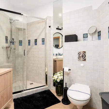 Cozy Black & White In Center With Free Garage By Renters Appartement
