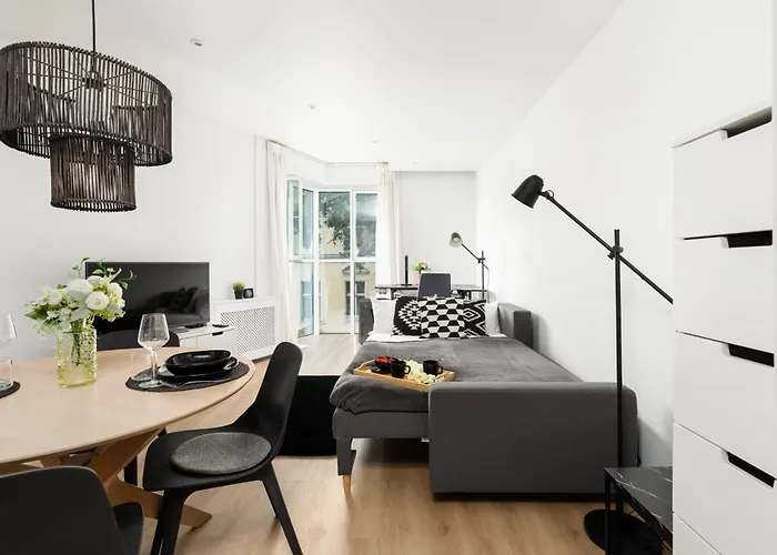 Cozy Black & White In Center With Free Garage By Renters Апартаменти *