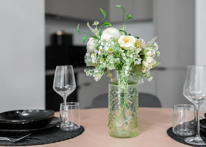 Cozy Black & White In Center With Free Garage By Renters *