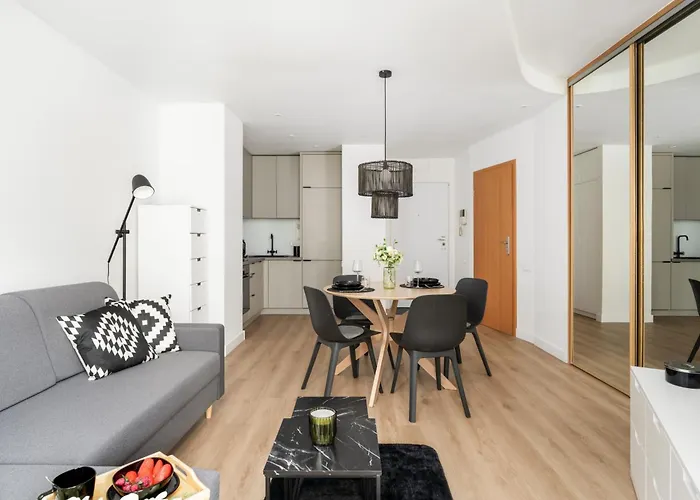 Cozy Black & White In Center With Free Garage By Renters Apartmán