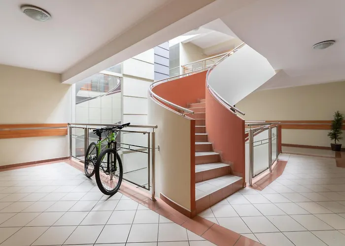 Cozy Black & White In Center With Free Garage By Renters *