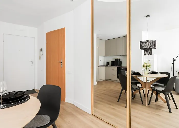 Апартаменти Cozy Black & White In Center With Free Garage By Renters *