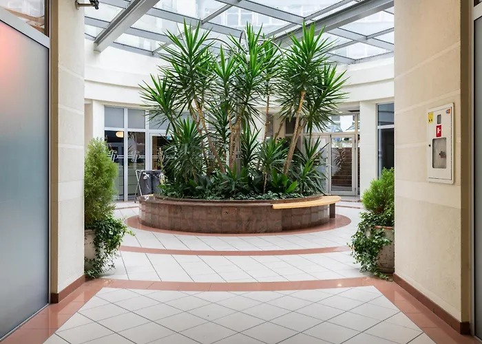 Cozy Black & White In Center With Free Garage By Renters *