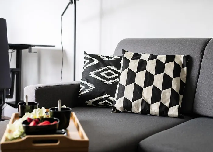 Cozy Black & White In Center With Free Garage By Renters